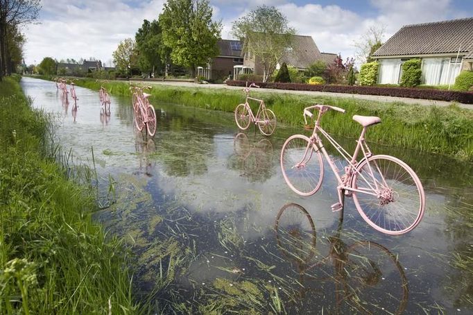 Růžová kola těsně nad vodní hladinou při oslavě příjezdu Giro d'Italia do Schalkwijku, malého města poblíž Utrechtu, 4.května 2010.