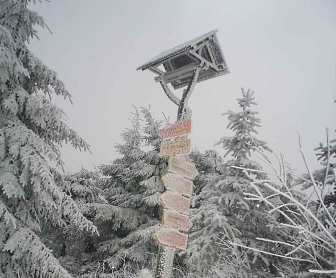 Sobota 12. ledna 2014. Zasněžený a zamrzlý rozcestník na hřebenu Orlických hor (cca 1050 m.n.m.) v době, kdy mělo oficiálně vládnout teplo...