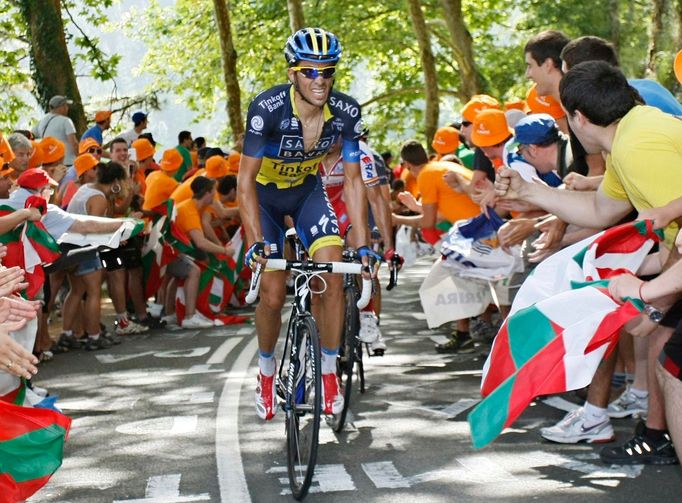 Španělský cyklista Alberto Contador ze stáje Saxo Bank jede třetí etapu Vuelty 2012.