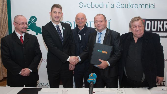 Petr Mach, předseda Strany svobodných občanů, a Petr Bajer, předseda Strany soukromníků, si podávají ruce po podpisu dohody o spolupráci v krajských volbách.