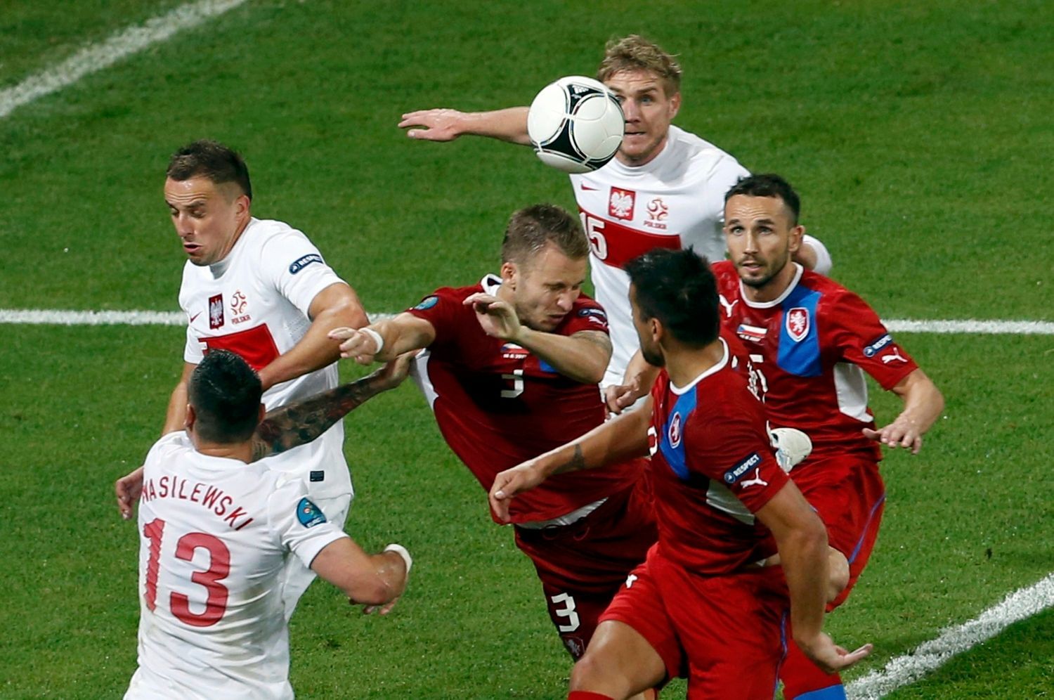 Čeští fotbalisté se snaží vstřelit gól Polsku v utkání skupiny A na Euru 2012