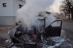 Cestou z baru si chtěl zdřímnout v autě. Jeho tělo našli ráno hasiči v plamenech
