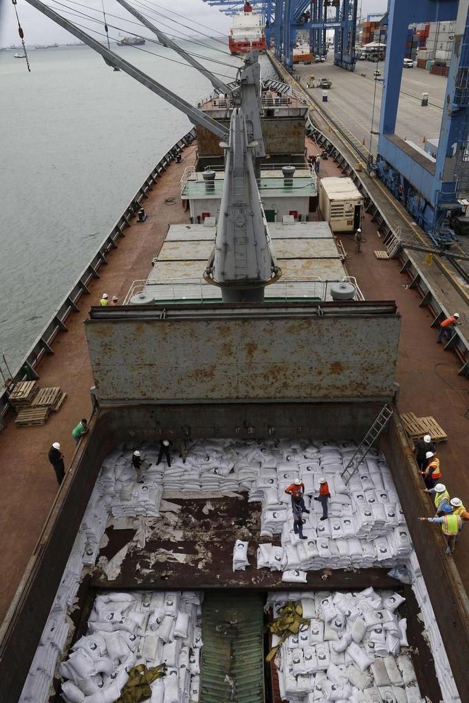 Bags labeled "Cuban Raw Sugar" are seen inside a North Korean flagged ship "Chong Chon Gang" docked at the Manzanillo Container Terminal in Colon City July 16, 2013. Panama detained the North Korean-flagged ship from Cuba as it headed to the Panama Canal and said it was hiding weapons in brown sugar containers, sparking a standoff in which the ship's captain attempted to commit suicide. Panama's President Ricardo Martinelli said the undeclared weapons were detected inside the containers when Panamanian authorities stopped the ship, suspecting it was carrying drugs. REUTERS/Carlos Jasso (PANAMA - Tags: CRIME LAW POLITICS) Published: Čec. 16, 2013, 9:08 odp.