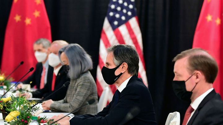 Autoritáři i pokrytci. Setkání zástupců USA a Číny začalo slovní přestřelkou