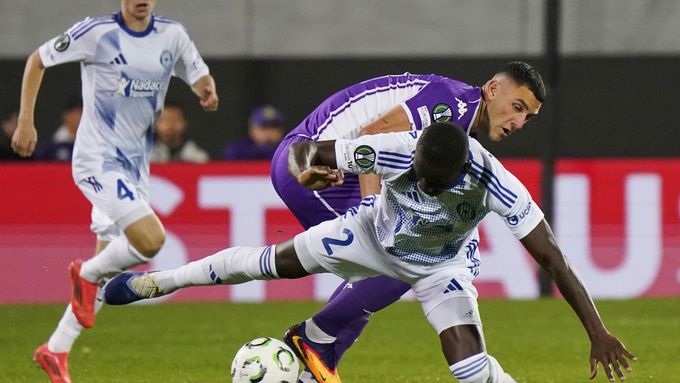 Abdoulaye Sylla v souboji s Roberto Piccolim