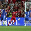 Martinez střílí gól do sítě Chelsea v Superpoháru