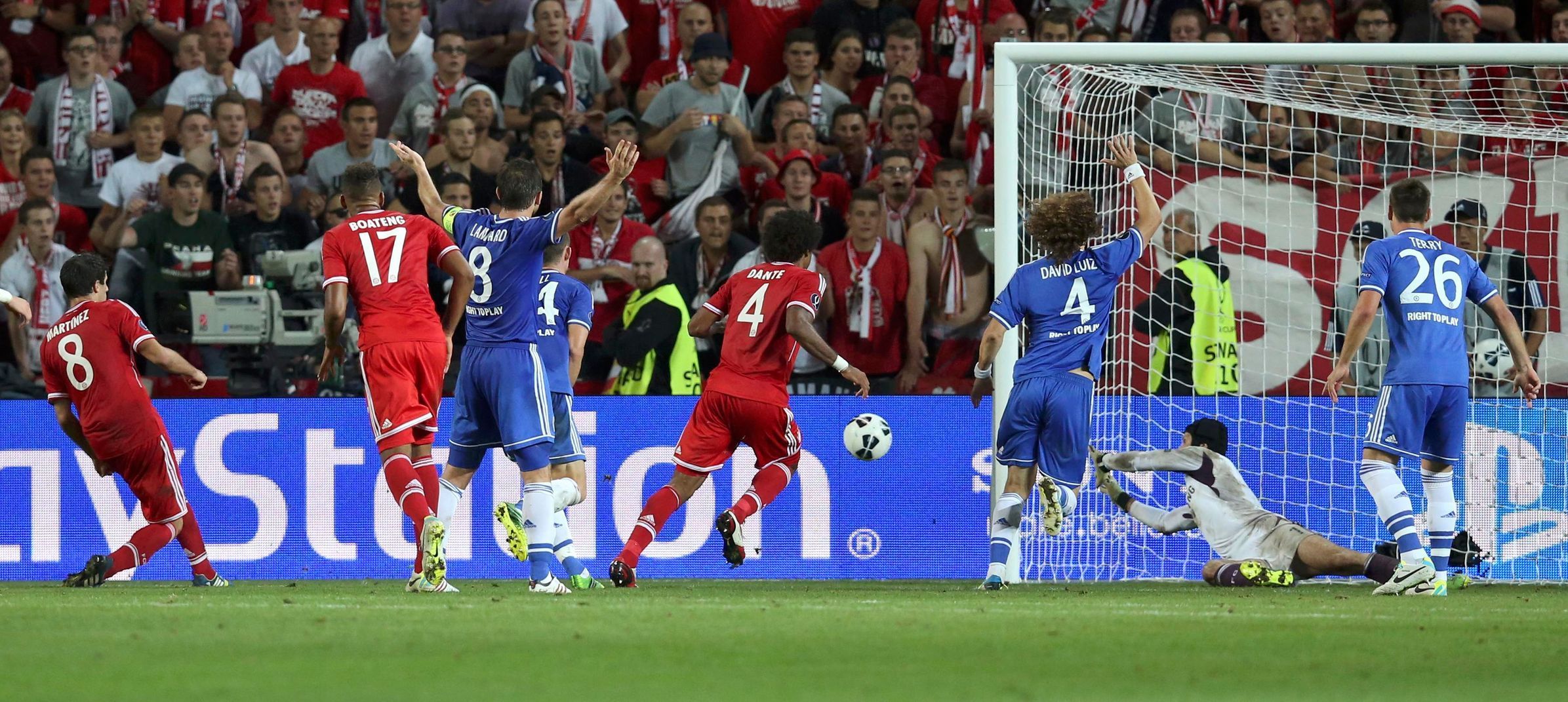 Martinez střílí gól do sítě Chelsea v Superpoháru