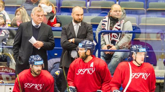 Vladimír Vůjtek starší na střídačce Vítkovic v zápase proti Plzni. Domácí nastoupili v retro dresech.