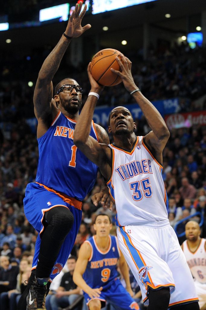 Amar'e Stoudemire a Kevin Durant v zápase New York vs. Oklahoma City