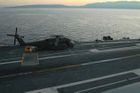 Americká helikoptéra připravená ke startu z obří letadlové lodi USS Carl Vinson zakotvené u břehů Haiti.