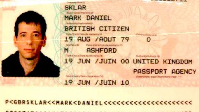 Kopie pasu jednoho z britských občanů doplněná fotkou člena vražedného týmu.