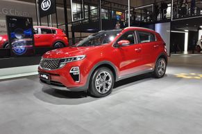 Peugeot bez malého volantu i výběhové modely. Známé značky se snaží zaujmout Čínu