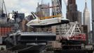 The Space Shuttle Enterprise is lifted onto the deck of the Intrepid Sea, Air and Space Museum on the retired USS Intrepid Aircraft carrier in New York June 6, 2012. REUTERS/Mike Segar (UNITED STATES - Tags: TRANSPORT SCIENCE TECHNOLOGY) Published: Čer. 6, 2012, 8:11 odp.