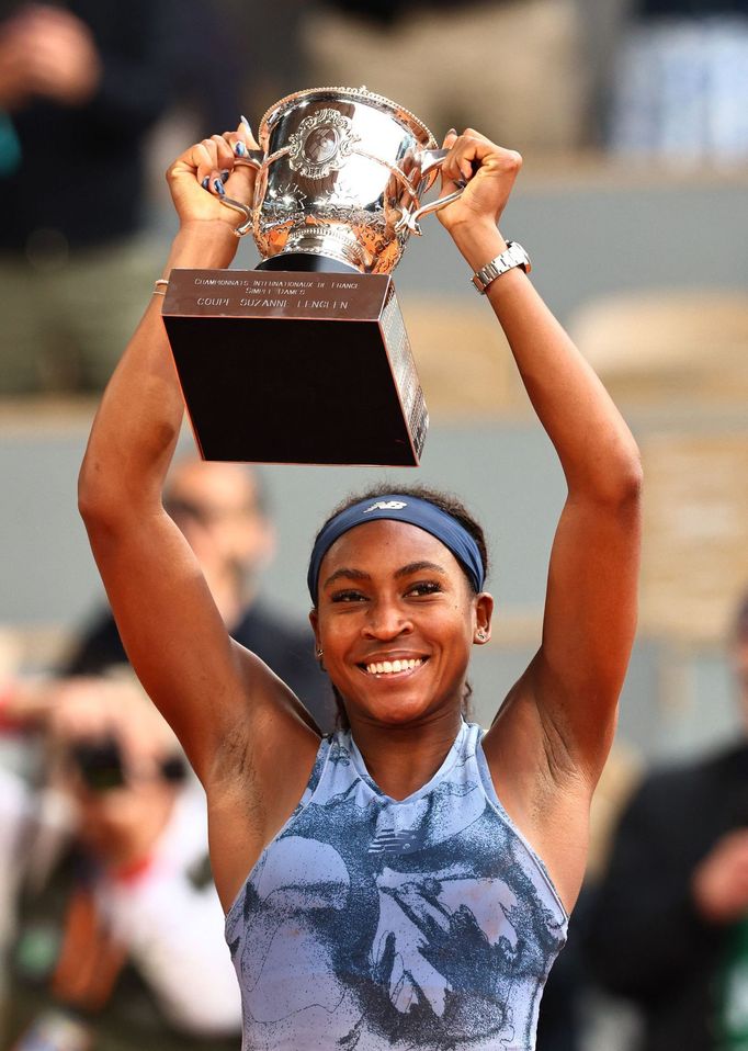 Coco Gauffová s trofejí pro vítězku French Open 2025