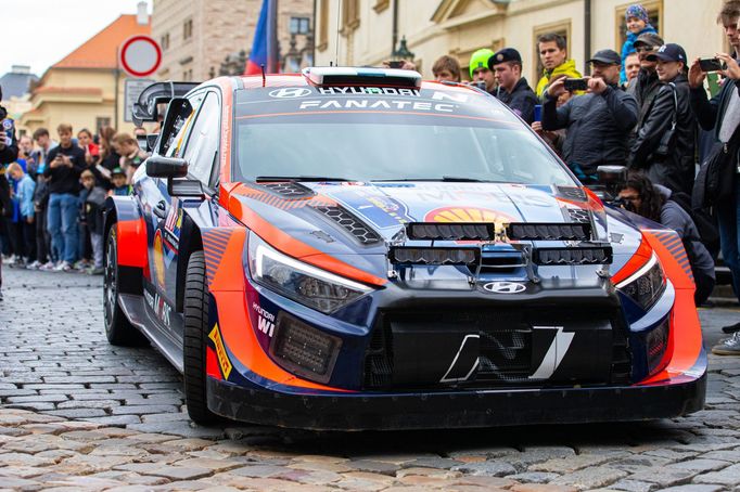 Start Středoevropská rallye na Hradčanském náměstí v Praze.