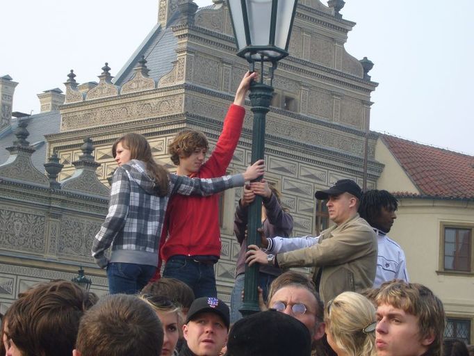 Kdo přišel pozdě a chtěl vidět živého Obamu, musel na kandelábr