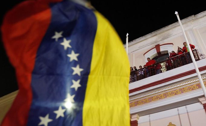 Venezuelan President Hugo Chavez celebrates from a balcony at Miraflores Palace in Caracas October 7, 2012. Chavez won re-election in Sunday's vote with 54 percent of the ballot to beat opposition challenger Henrique Capriles. REUTERS/Tomas Bravo (VENEZUELA - Tags: POLITICS ELECTIONS) Published: Říj. 8, 2012, 5:36 dop.