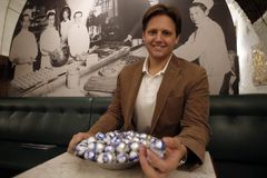 Spor o pralinky Mozartovy koule. Historik zpochybnil autorství cukrárny Fürst