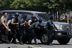 Indonéská policie zatkla tři muže. Podezírá je, že pomáhali islamistickým teroristům z Jakarty