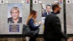 Předvolební plakáty ve Francii - Marine Le Penová a Emmanuel Macron.