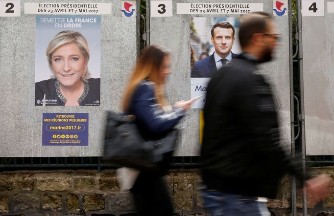 Předvolební plakáty ve Francii - Marine Le Penová a Emmanuel Macron.