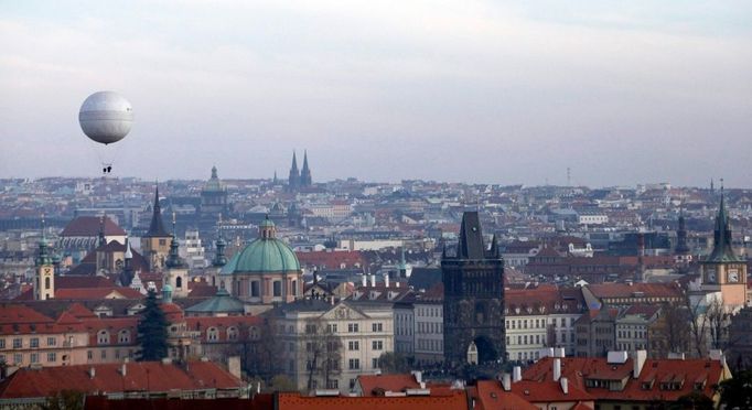 Podzimní panorama hlavního města. Tak vypadá Praha od Hradu.