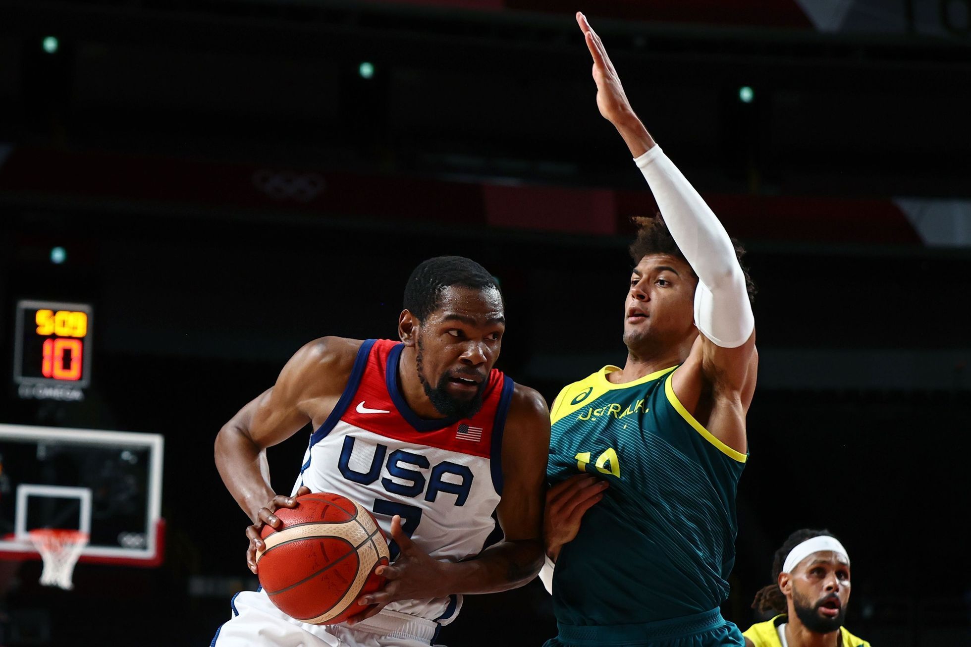 Americký basketbalista Kevin Durant a Matisse Thybulle z Austrálie v semifinále na OH 2020