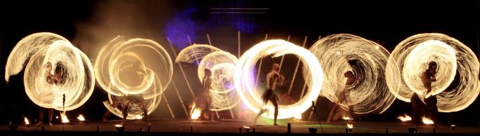 Artists perform with fire during a fire festival in Minsk, May 20, 2012. REUTERS/Vasily Fedosenko(BELARUS - Tags: SOCIETY) Published: Kvě. 20, 2012, 10:25 odp.