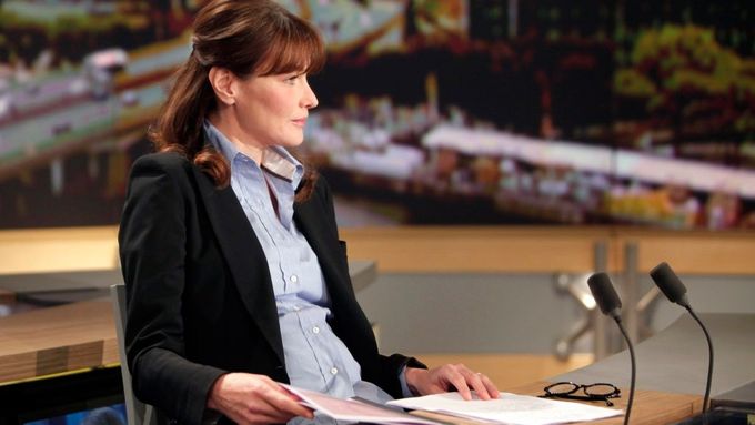 Carla Bruniová na snímku z 16. května 2011 před televizním vystoupením. Agentury upozorňují, že si oblékla volnou košily, která maskuje bříško.