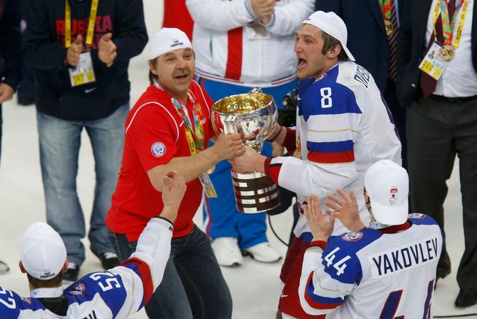 Russia's head coach Oleg Znarok (L) and Alexander Ovechkin celebrate with the trophy after winning their men's ice hockey World Championship final game against Finland at