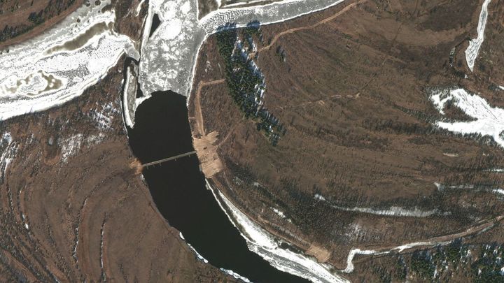 Stahování, či příchod posil? Rusové postavili provizorní most, na frontě se střílelo; Zdroj foto: Reuters