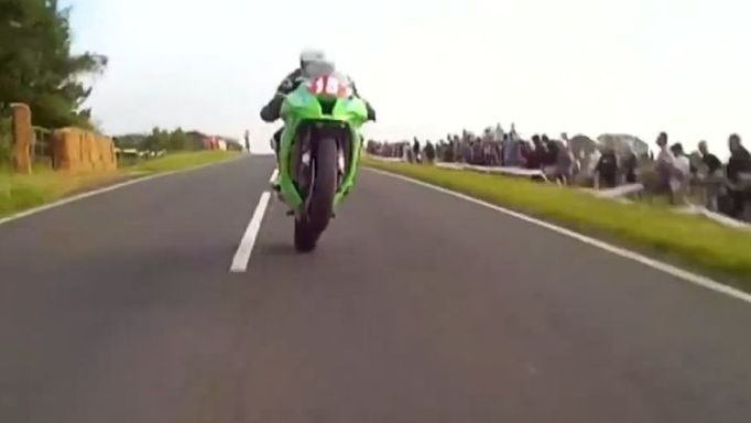 Sestřih nejlepších záběrů z úžasného závodu Irish Road Racing