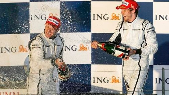 Button a oslavy vítězství s druhým Barrichellem