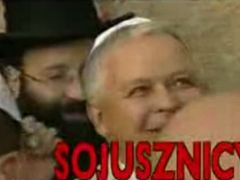 Klip zobrazuje polského prezidenta Lecha Kacyńského v jarmulce u Zdi nářků
