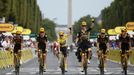 Jonas Vingegaard přijíždí s týmovými kolegy do cíle Tour de France.