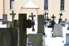 Mladík vraždil na hřbitově v Doksech kvůli pár stovkám
