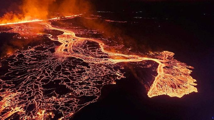 Vulkanický systém na jihozápadě Islandu opět chrlí lávu.