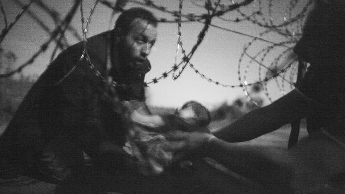 Soutěž World Press Photo vyhrál snímek kojence, kterého otec předává pod ostnatým drátem na hranici Srbska a Maďarska. Autorem je Australan Warren Richardson.