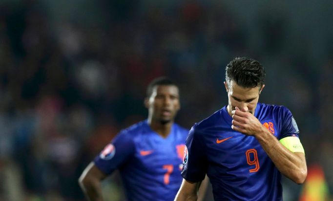 Smutný Robin van Persie po prohraném zápase s Českem