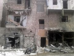 Syrské jednotky mezitím pokračují v bombardování města Aleppo.