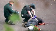 Útočník Džihád Al-Šámí, 35letý Brit syrského původu, měl na sobě údajné výbušné zařízení, které podle policie nebylo funkční. Do davu nejprve vjel autem a poté pobodal několik lidí.