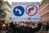 V Praze se vydali do ulic nejdříve studenti a učitelé. I proto, že téměř tři čtvrtiny škol se zapojily do výstražné stávky a neučily.