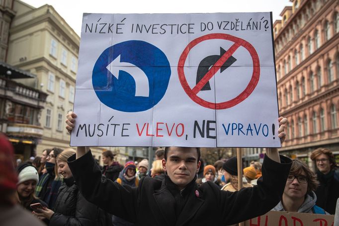 Protest studentů a odborů proti opatřením vlády Petra Fialy.