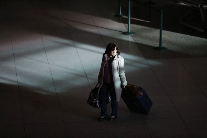 A passenger arrives during a 24-hour general strike, at Lisbon International Airport November 14, 2012. Spanish and Portuguese workers will stage the first coordinated general strike across the Iberian Peninsula on Wednesday, shutting transport, grounding flights and closing schools to protest against spending cuts and tax hikes. REUTERS/Rafael Marchante (PORTUGAL - Tags: BUSINESS POLITICS EMPLOYMENT TRANSPORT) Published: Lis. 14, 2012, 11:05 dop.