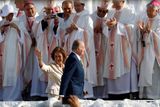 Na závěrečnou mši slouženou papežem přichází španělský královský pár