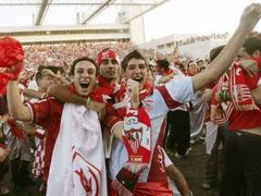 Fanoušci slaví gól Sevilly do sítě Espanyolu ve finále Poháru UEFA.