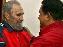Fidel Castro a Hugo Chávez na záběrech kubánské televize.