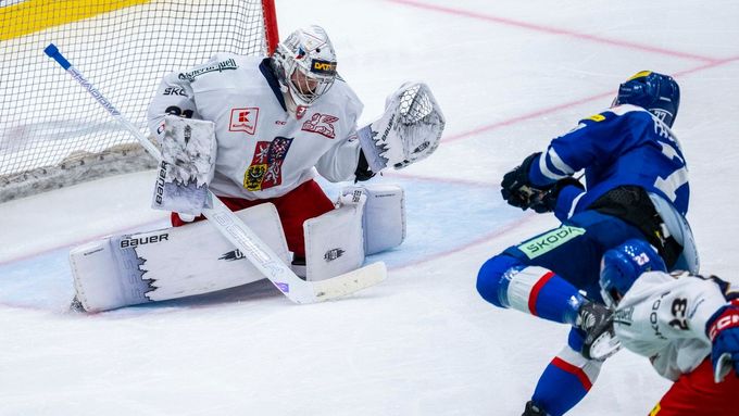 Josef Kořenář zasahuje proti pokusu Martina Faško-Rudáše