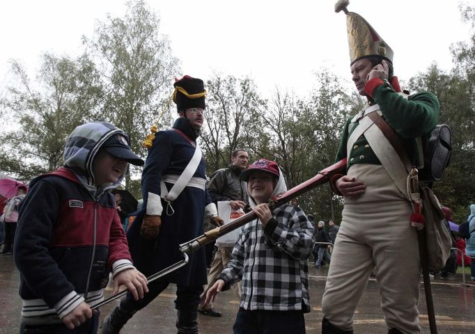 Participants in period costume mix with spectators during anniversary celebrations of the battle of Borodino at the Borodino museum-reserve outside Moscow September 2, 2012. Russian President Vladimir Putin made a rousing call for unity among Russia's diverse ethnic and religious groups on Sunday as he led commemorations of a battle 200 years ago that led to the defeat of Napoleon Bonaparte. REUTERS/Sergei Karpukhin (RUSSIA - Tags: ANNIVERSARY POLITICS CONFLICT) Published: Zář. 2, 2012, 8:26 odp.