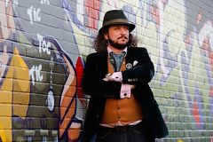 Po referendu o brexitu odeslal čtyři kilogramy dokumentů, aby získal občanství